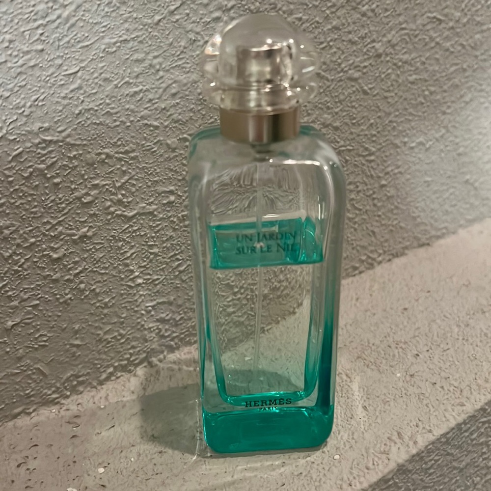 2/$85 ❤️Un Jardin sur le Nil Eau de toilette
Size 3.3 oz. Pre owned